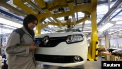 Seorang pekerja perempuan di sebuah pabrik Renault di Oran, barat Aljazair, 10 November 2014. (Foto:dok) 