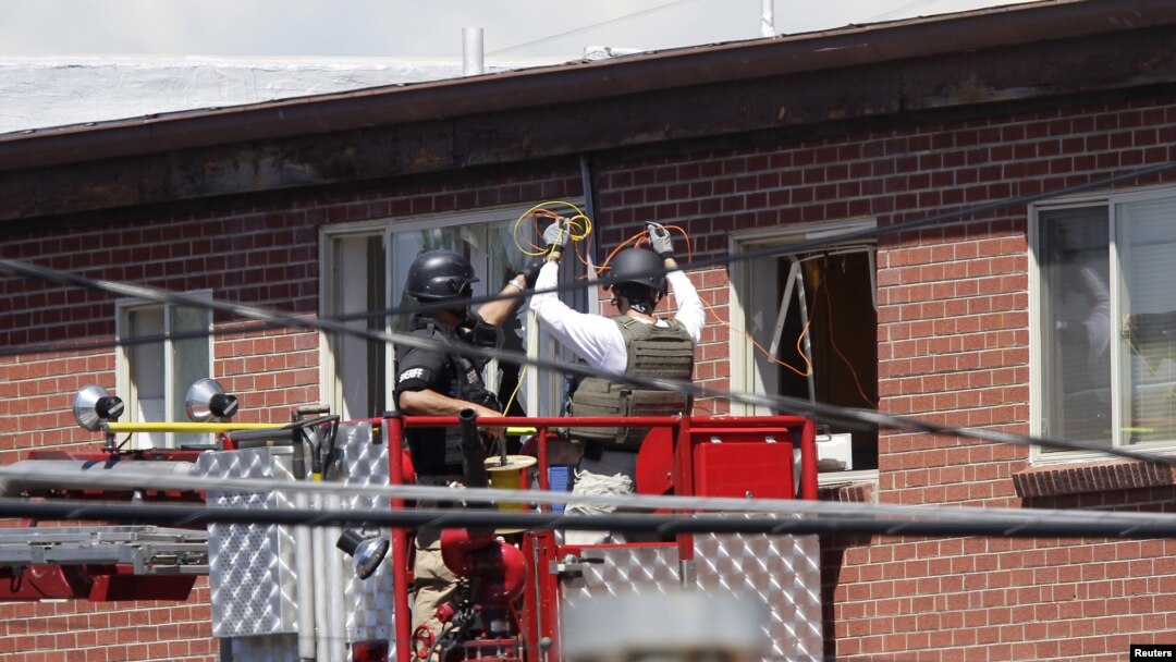 Các chuyên viên chất nổ làm việc bên ngoài căn hộ của James Holmes ở Aurora, Colorado, 21/7/2012