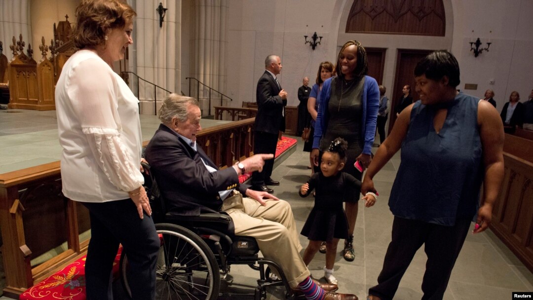 George H. W. Bush yahoze ari perezida wa Reta zunze ubumwe z'Amerika, mu rusengero St. Martin's Episcopal Church i Houston, Texas, Itariki 20/04/2018. 