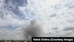 تصویر دریافتی وحیدآنلاین، دود ناشی از یک حمله هوایی در شاهین‌شهر اصفهان در روز سه‌شنبه را نشان می‌دهد