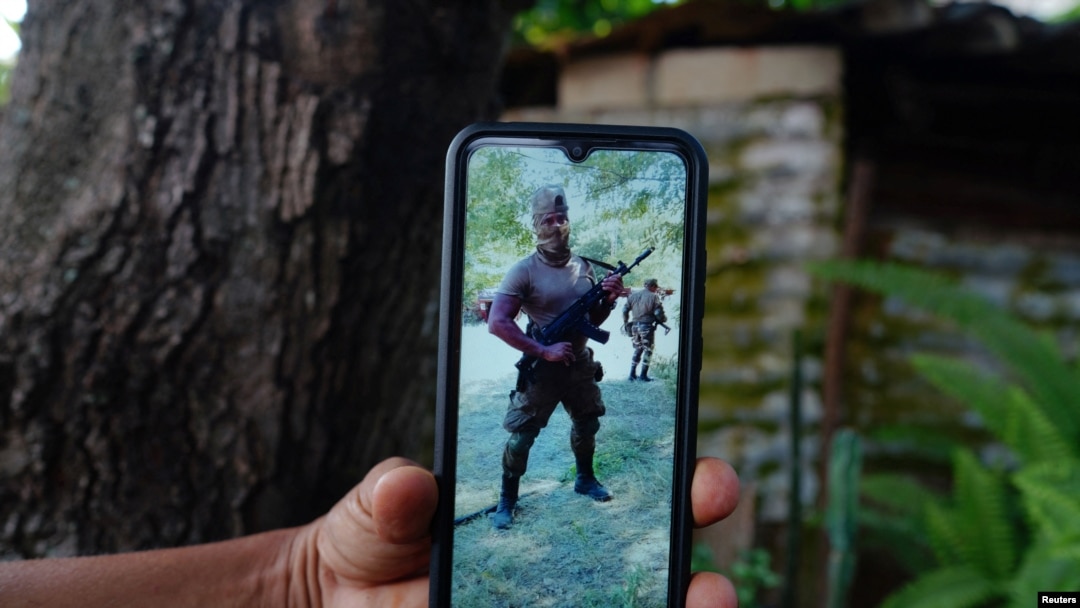 Un hombre que no quiso ser identificado muestra una foto sin fecha del cubano Maykel Estrada con un rifle de asalto en un campo de entrenamiento en Riazán, Rusia, La Federal, Cuba, el 19 de septiembre de 2023.