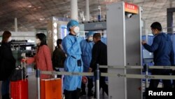 医护人员在检测进入北京机场的旅客的体温。（2020年11月5日）