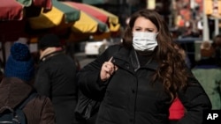 2020年1月30紐約街頭一位戴著口罩的女士