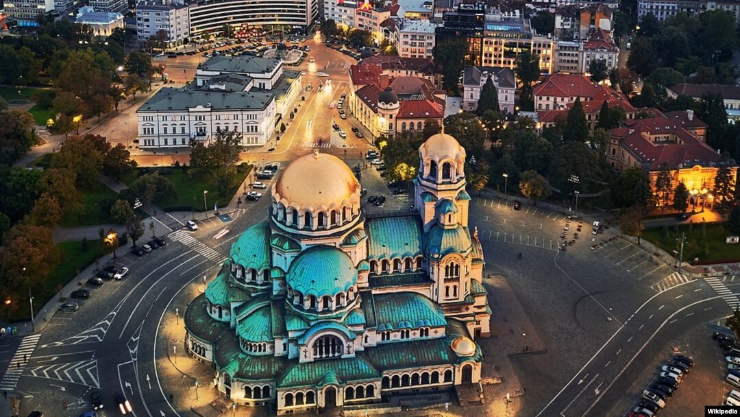 Pusat kota Sofia, dan gereja Alexander Nevsky Cathedral (Photo: wikipedia)