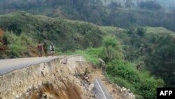 Foto ini diambil pada tanggal 27 Februari 2018 dan diterima pada tanggal 28 Februari menunjukkan kerusakan pada sebuah jalan di dekat Mendi di wilayah dataran tinggi Papua Nugini setelah gempa berkekuatan 7.5 skala Richter. (AFP PHOTO / Melvin LEVONGO)