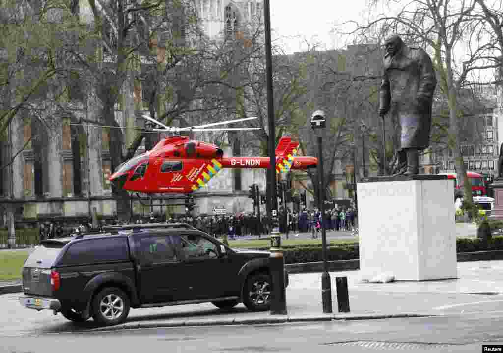 Jirgi mai saukar ungulu ya na shawagi a yankin da aka kai harin na London. Rana: 22 Maris 2017