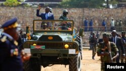 Presiden Burundi Pierre Nkurunziza melambaikan tangan saat dia tiba untuk perayaan Hari Kemerdekaan Burundi ke-55 di stadion Pangeran Louis Rwagasore di Bujumbura, Burundi, 1 Juli 2017. 