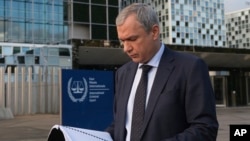 Aktivis oposisi Belarus yang diasingkan, Pavel Latushka membacakan berkas bukti yang ia serahkan ke Mahkamah Kriminal Internasional (ICC) di Den Haag, Selasa (7/11). 