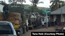 Tanques del Ejército venezolano arriban a Santa Elena de Uarein, en la zona fronteriza de Venezuela con Brasil el jueves, 21 de febrero de 2019.