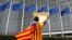 Arhiva - Katalanac Raimon Kastelvi ognut katalonskom separatističkom zastavom Estelada protestuje ispred sedišta Evropske komisije u Briselu nakon nedeljnog referenduma o nezavisnosti Katalonije, Belgija, 2. oktobar 2017. 