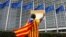 Cataloniaအလံဝတ်ပြီး  European Commission ရုံးရှေ့ ဆန္ဒပြ  