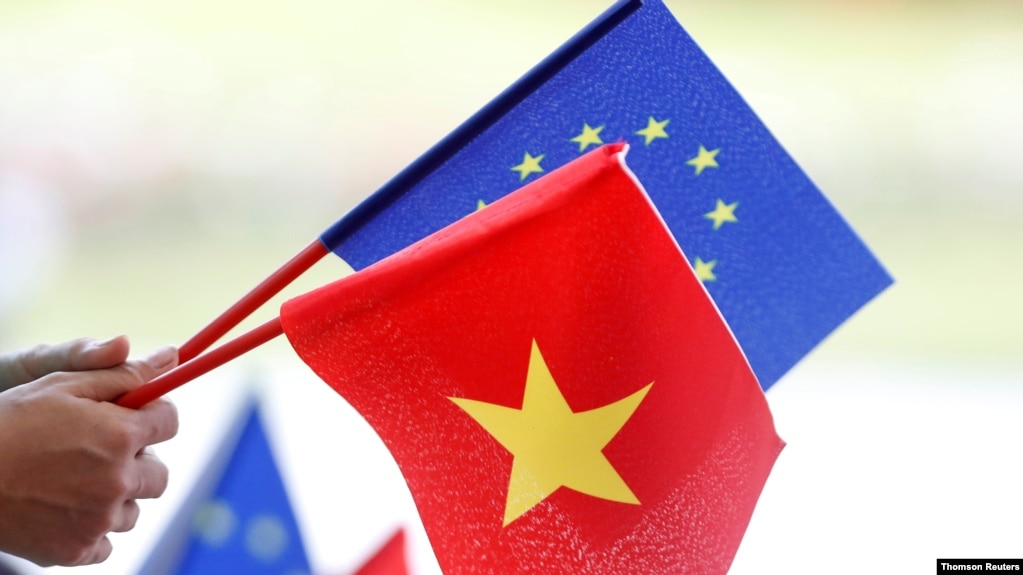 Quốc kỳ Việt Nam và Liên minh Châu Âu (EU) được nhìn thấy tại lễ ký Hiệp định Tự do Thương mại EU - Việt Nam ngày 30/06/2019 tại Hà Nội.