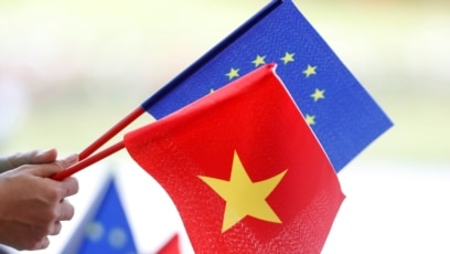 Lá cờ EU và Việt Nam trong buổi lễ ký kết EVFTA vào ngày 30/6/2019 tại Hà Nội.