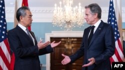 美国国务卿布林肯与中国外长王毅在美国国务院举行正式会谈前相互问候。（2023年10月26日）