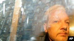 Pendiri WikiLeaks Julian Assange terlihat dalam foto yang diambil pada 1 Mei 2019 ketika ia dibawa menuju pengadilan di London. (Foto: AP/Matt Dunham)