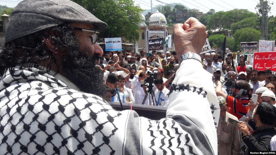 Syed Salahuddin, komandan tertinggi Hizbul Mujahideen, berbicara di depan pendukungnya (foto: dok). 