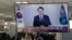 Sebuah layar TV di terminal bus di Seoul sedang menayang Presiden Korea Selatan Yoon Suk Yeoil membacakan pidato pada Kamis, 12 Desember 2024. (Foto: Ahn Young-Joon)