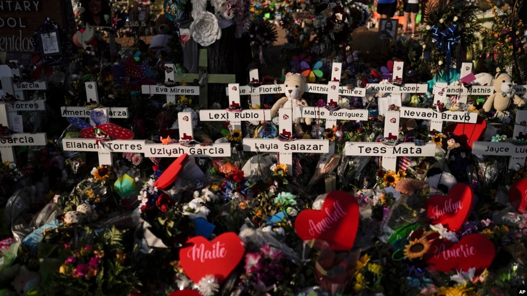 ARHIVA - Cvijeće ispred osnovne škole Rob u Juvaldeu, u Teksasu (Foto: AP/Jae C. Hong)
