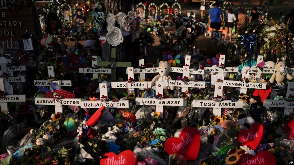 Un memorial en honor a las víctimas de la masacre escolar en Uvalde, Texas, el 9 de junio de 2022.