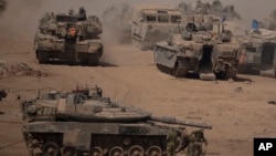 Soldados israelíes preparan tanques de guerra en una zona cercana a la frontera de Israel y Gaza, en el sur de Israel, el lunes 3 de junio de 2024.