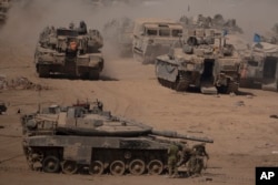 Izraelski tenkovi i oklopna vozila na mjestu okupljanja u blizini granice Izraela i Pojasa Gaze, u južnom Izraelu, 3. juna 2024.
