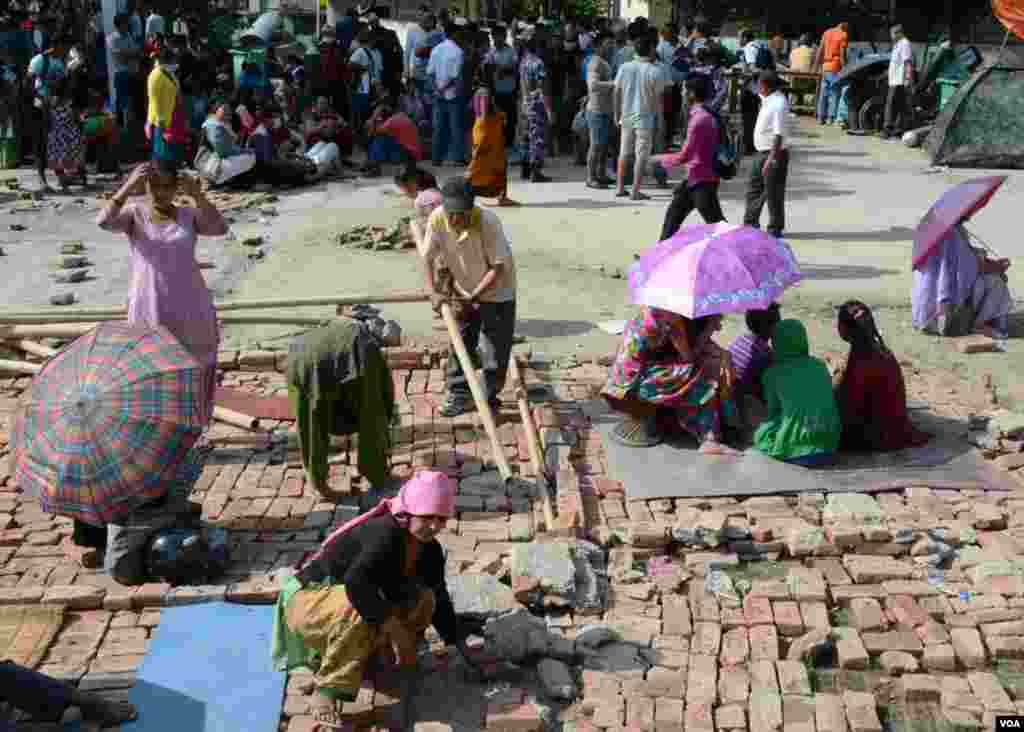 People start to build temporary shelter at Sorahkhutte, Kathmandu, Tuesday, May 12, 2015. (Photo: Bikas Rauniar for VOA)