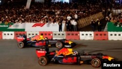 Đội Red Bull biểu diễn trrong sự kiện "Khởi động Formula 1 Việt Nam Grand Prix" - Vòng đua Hà Nội - tại Việt Nam vào ngày 20/4/2019, trước khi giải đấu dự kiến lần đầu tiên được tổ chức tại Việt Nam vào năm 2020. 