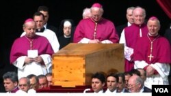 Juan Pablo II, quien falleció en el 2005, fue el primer papa no italiano después de 455 años. Su beatificación será el 1 de mayo de 2011.