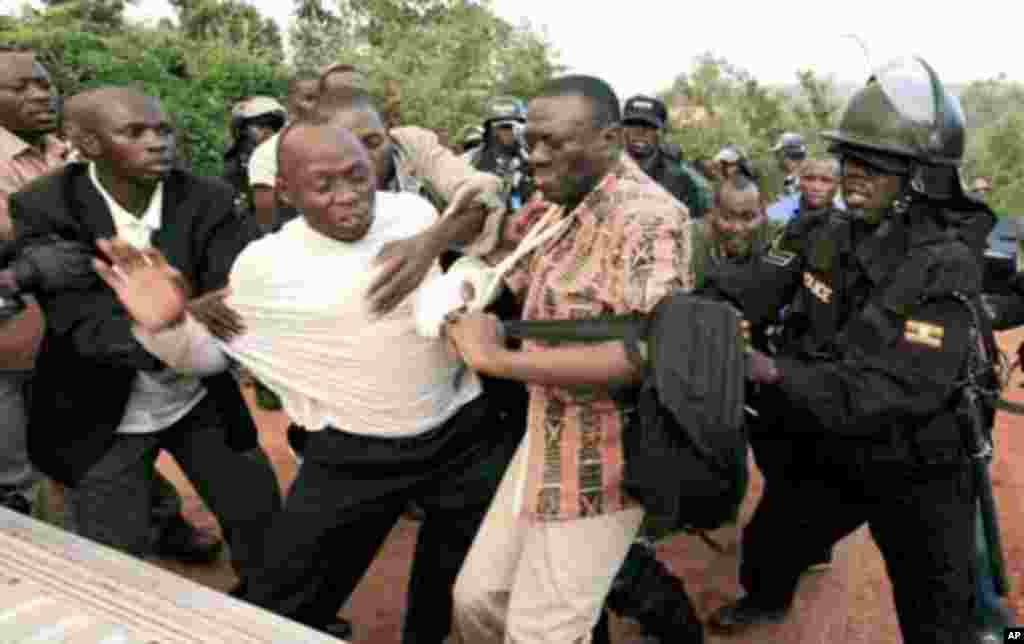 Ugandan security agents arrest Forum for Democratic Change (FDC) leader Kizza Besigye (C) at the Kasangati suburb of the capital Kampala, April 18, 2011. Ugandan opposition leader Besigye was arrested on Monday during a protest against high food and fuel