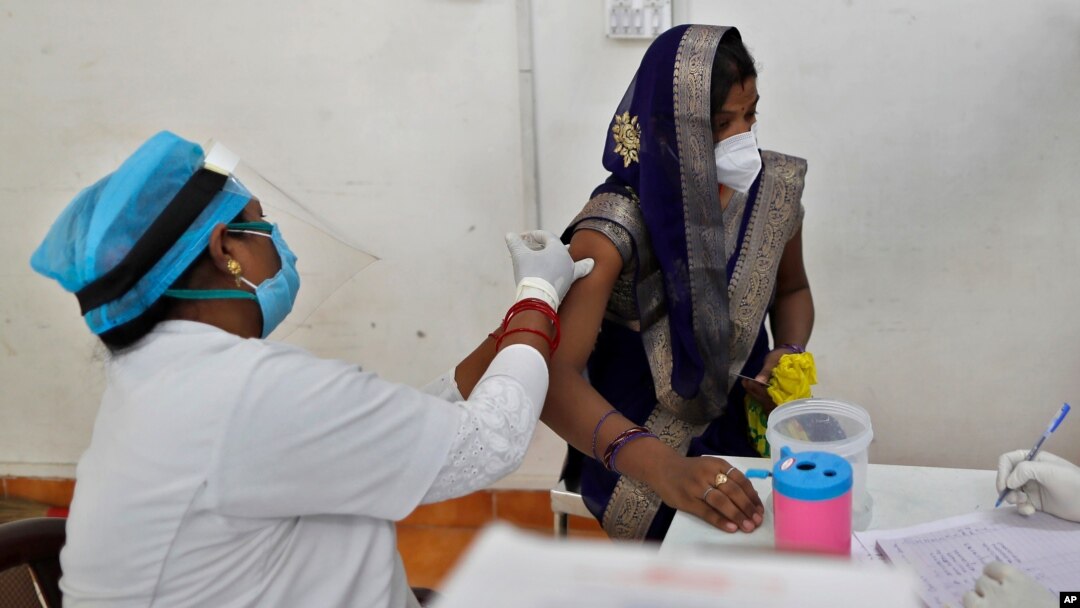 Seorang perempuan menerima suntikan vaksin AstraZeneca di sebuah rumah sakit di Prayagraj, India (1/5). 