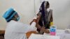 အိန္ဒိယနိုင်ငံ Prayagraj က ဆေးရုံမှာ ကိုဗစ်ကာကွယ်ဆေး ထိုးနှံနေတဲ့ အမျိုးသမီးတဦး။ (မေ ၁၊ ၂၀၂၁)