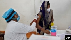 အိန္ဒိယနိုင်ငံ Prayagraj က ဆေးရုံမှာ ကိုဗစ်ကာကွယ်ဆေး ထိုးနှံနေတဲ့ အမျိုးသမီးတဦး။ (မေ ၁၊ ၂၀၂၁)