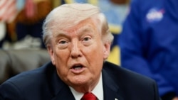 唐纳德·特朗普总统在白宫椭圆形办公室与“阿耳忒弥斯二号”宇航员共同出席活动时发表讲话。(2026年4月29日) 