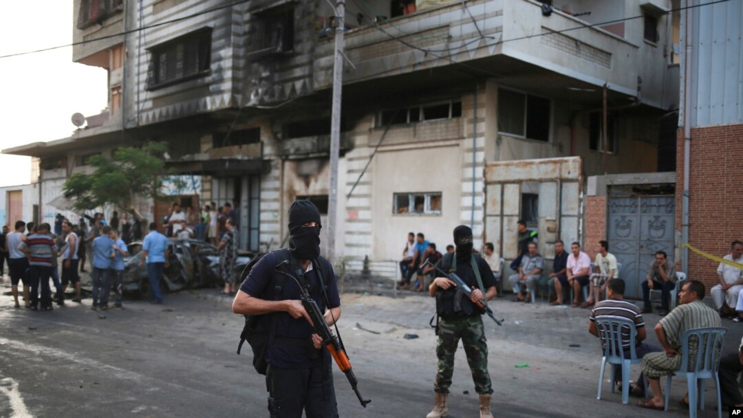 Anggota keamanan Hamas di kota Gaza (19/7). (AP/Hassan Mahmoud)