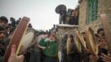 آئین کهن جشن عروسی پیرشالیار، در منطقه اورامان تخت از توابع شهرستان سروآباد استان کردستان برگزار می شود. دف نوازی و رقص های محلی، منقبت خوانی در رثای پیامبر اسلام و پخت آش جو که محلی ها به آن &laquo;هولوشینه تشی&raquo; می گویند از مراسم این جشن در نیمه زمستان است.<br />
عکس: آریان نصراللهی