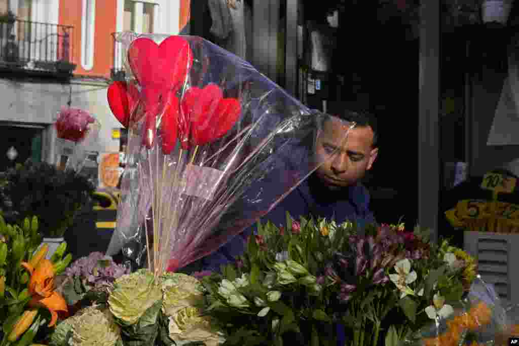 España también se une a la celebración. En Madrid, flores y corazones son vendidas en las calles para hacer aún más especial el Día de San Valentín.