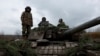 Військовики ЗСУ на захопленому російському танку Т80, 4 листопада 2022. REUTERS/Clodagh Kilcoyne