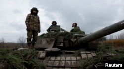 Військовики ЗСУ на захопленому російському танку Т80, 4 листопада 2022. REUTERS/Clodagh Kilcoyne
