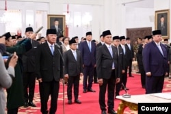 Presiden Prabowo Subianto resmi melantik Menteri di kabinet Merah Putih, di Istana Negara, Jakarta, Senin (21/10) (biro Setpres)