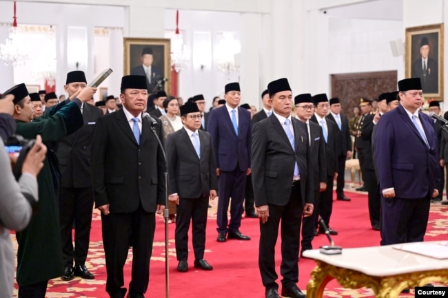 Presiden Prabowo Subianto resmi melantik Menteri di kabinet Merah Putih, di Istana Negara, Jakarta, Senin (21/10) (biro Setpres)