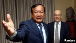 Assistant Secretary of State for East Asian and Pacific Affairs Daniel Russel (R) and Foreign Affairs Minister Prak Sokhonn smile before a meeting at the Ministry of Foreign Affairs and International Cooperation in Phnom Penh, Cambodia, October 27, 2016.