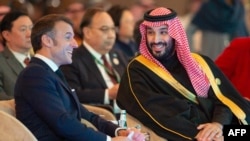 از راست به چپ،‌ محمد بن سلمان، ولیعهد عربستان سعودی، و امانویل مکرون، رییس جمهور فرانسه (تصویر از آرشیف صدای امریکا)