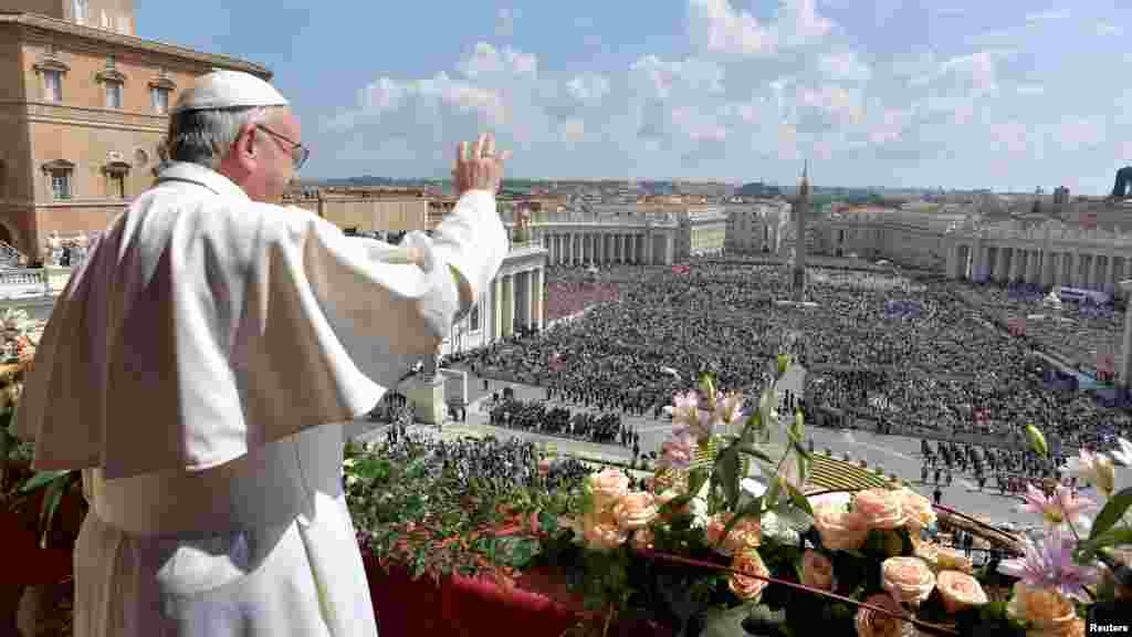 Le pape François salue la foule lors de son message &quot;Urbi et Orbi&quot; (pour la ville et le monde) au Vatican, le 16 avril 2017.