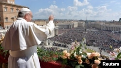 Le pape François salue la foule lors de son message "Urbi et Orbi" (pour la ville et le monde) au Vatican, le 16 avril 2017.