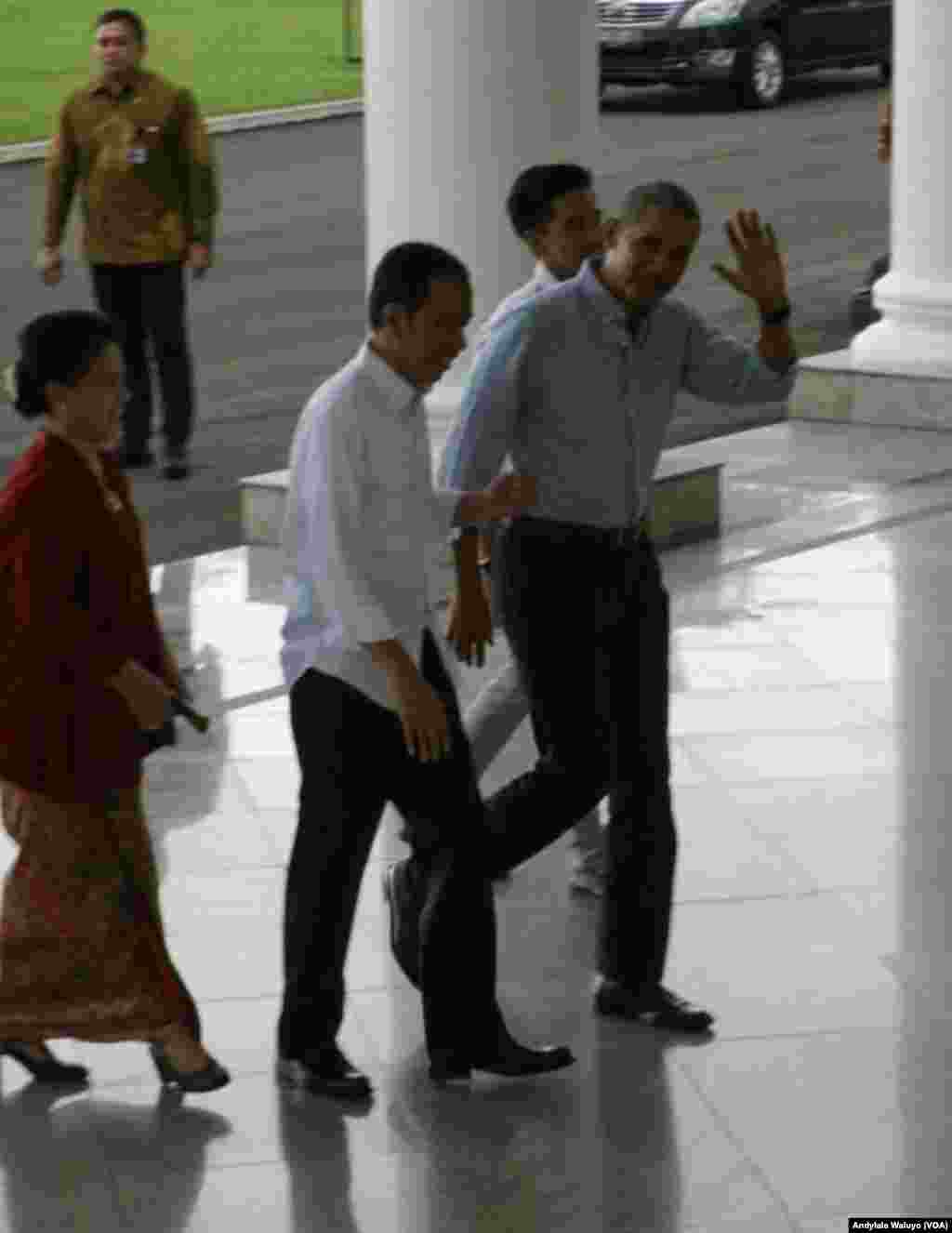 Presiden Joko Widodo Sambut Kedatangan Mantan Presiden AS Barack Obama di Istana Bogor (foto: VOA/Andylala Waluyo)