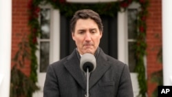 នាយករដ្ឋមន្ត្រីកាណាដាលោក Justin Trudeau ប្រកាស​អំពី​ការណ៍​ដែល​លោកនឹងលាលែងពីតំណែង​នៅខាងក្រៅ​គេហដ្ឋាន Rideau Cottage ក្នុងទីក្រុងអូតាវ៉ា នៅថ្ងៃចន្ទ ទី៦ ខែមករា ឆ្នាំ២០២៥។