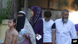 Warga Muslim mengantre di sebuah TPS di Mandalay, Myanmar (8/11). (AP/Hkun Lat)