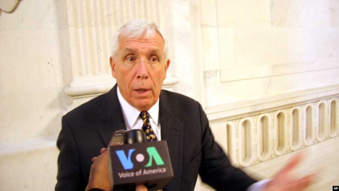 Dân biểu Frank Wolf của đảng Cộng hòa trong một cuộc phỏng vấn với VOA