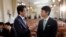 Thủ tướng Shinzo Abe (trái) và nhà lập pháp trong đảng của ông, Shinjiro Koizumi - cũng là con trai của cựu Thủ tướng Junichiro Koizumi, gặp mặt sau một buổi thảo luận tại quốc hội ở Tokyo hôm 28/9/2017. Ông Abe sẽ đưa ông Koizumi trẻ vào nội các của ông.