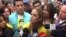 Tintori habla con la prensa al llegar a Miami después de que el gobierno de Ecuador le negara la entrada. Video: José Pernalete, VOA.